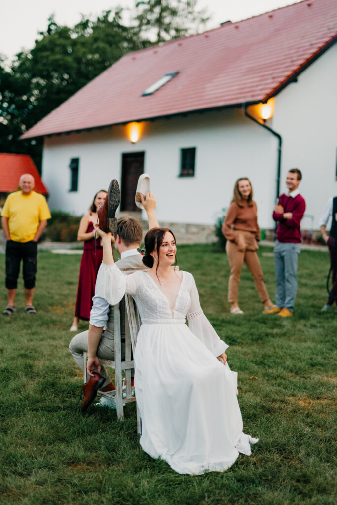 svatba Doma na České Sibiři tradice zvedání bot svatební hra